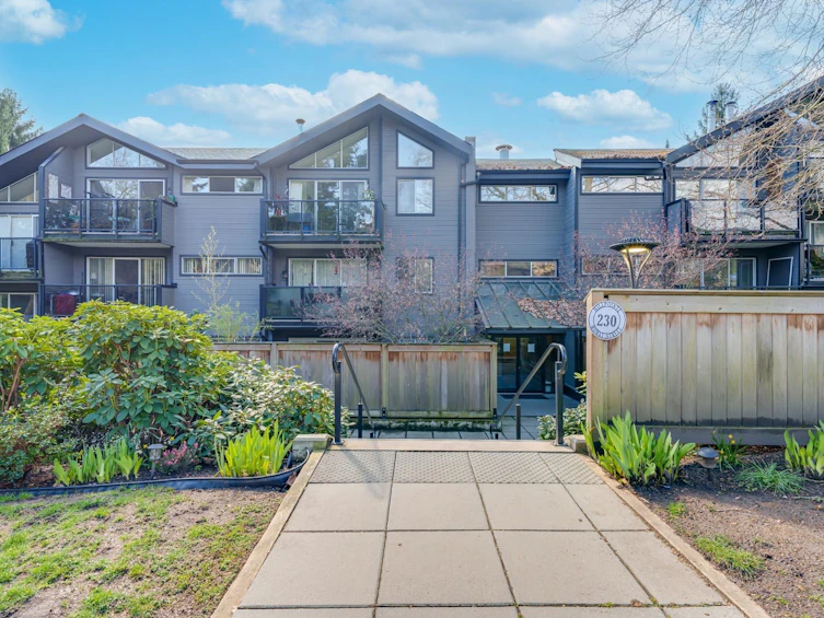 207-230 Mowat Street, New Westminster, BC, V3M 4B2