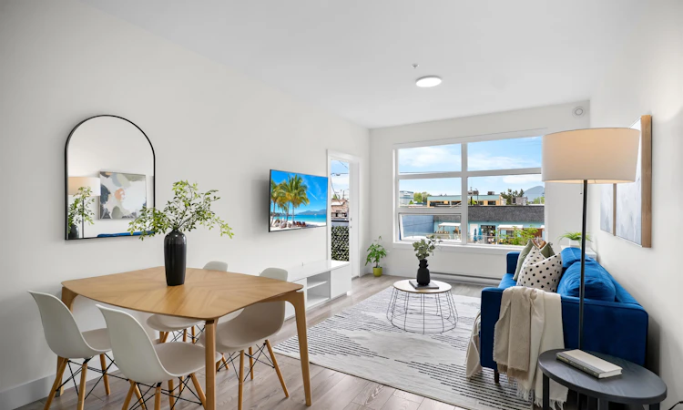 202-22577 Royal Crescent