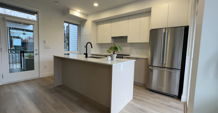 1306 Laval Square, Coquitlam, BC, V3K 2E1 - 2