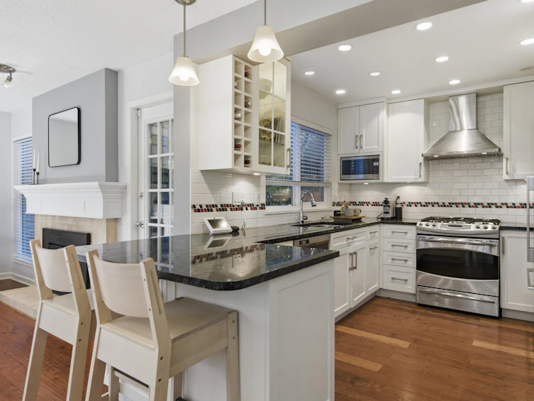 3385 W 8th Avenue, Vancouver, BC, V6R 1Y3 - 7