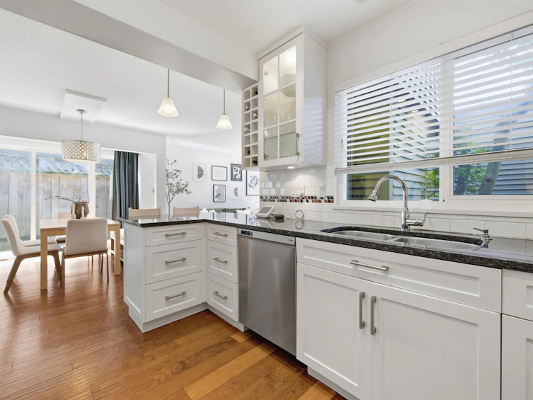 3385 W 8th Avenue, Vancouver, BC, V6R 1Y3 - 8
