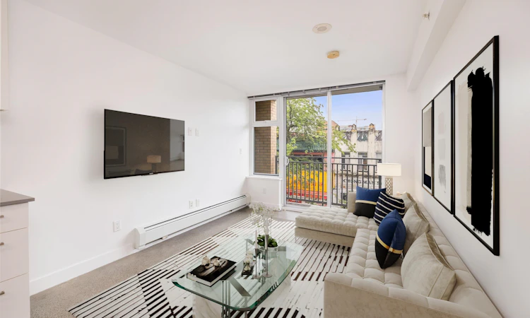 305-231 E Pender Street