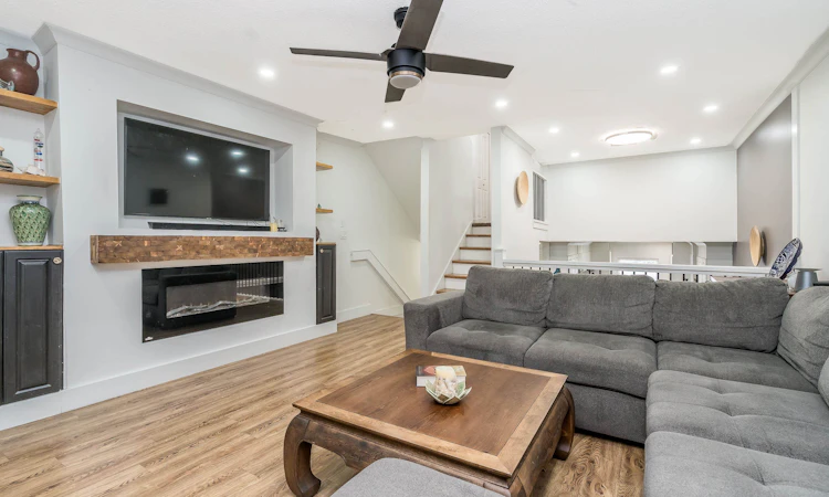 17-33293 E Bourquin Crescent