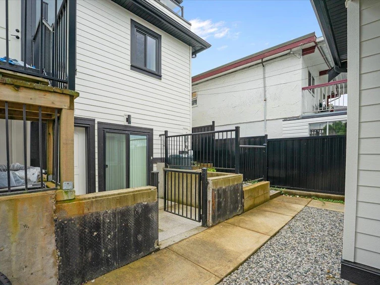 3179 E 16th Avenue, Vancouver, BC, V5M 2M7 - 12