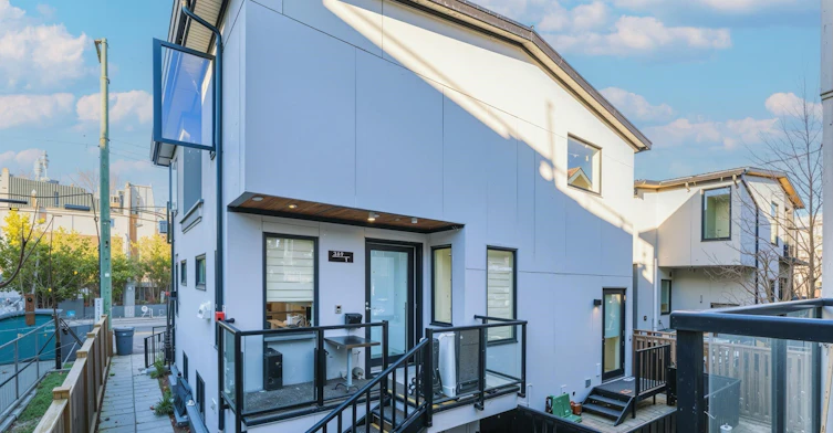 1-369 E16th Ave, Vancouver, BC, V5T 2T7 - 2
