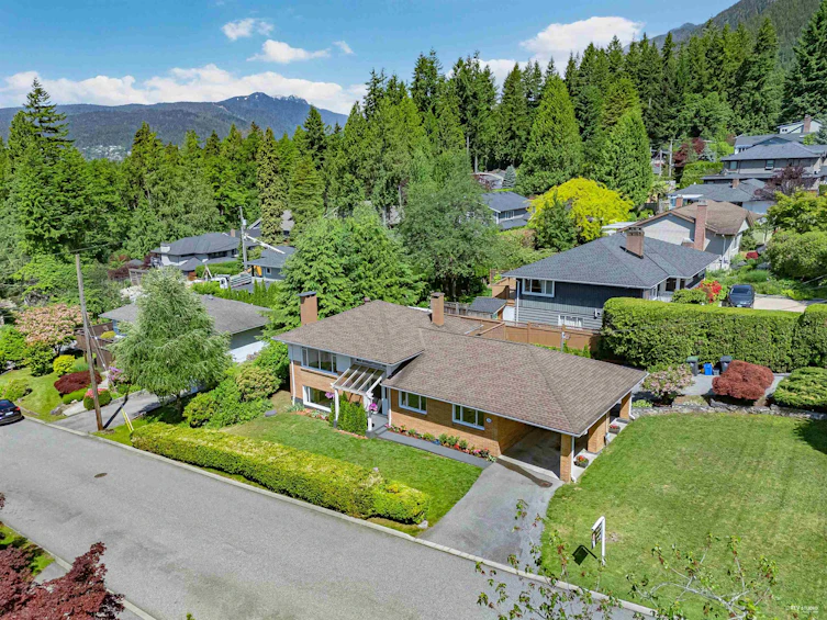 330 W Braemar Road, North Vancouver, BC, V7N 2T5 - 2
