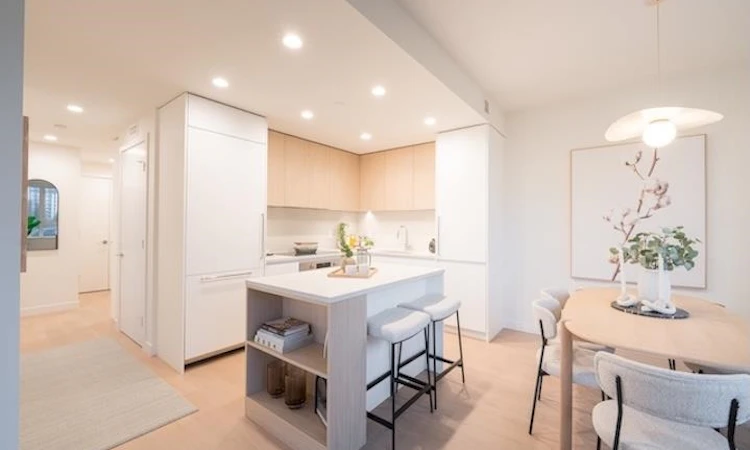 205-585 Kemsley Avenue