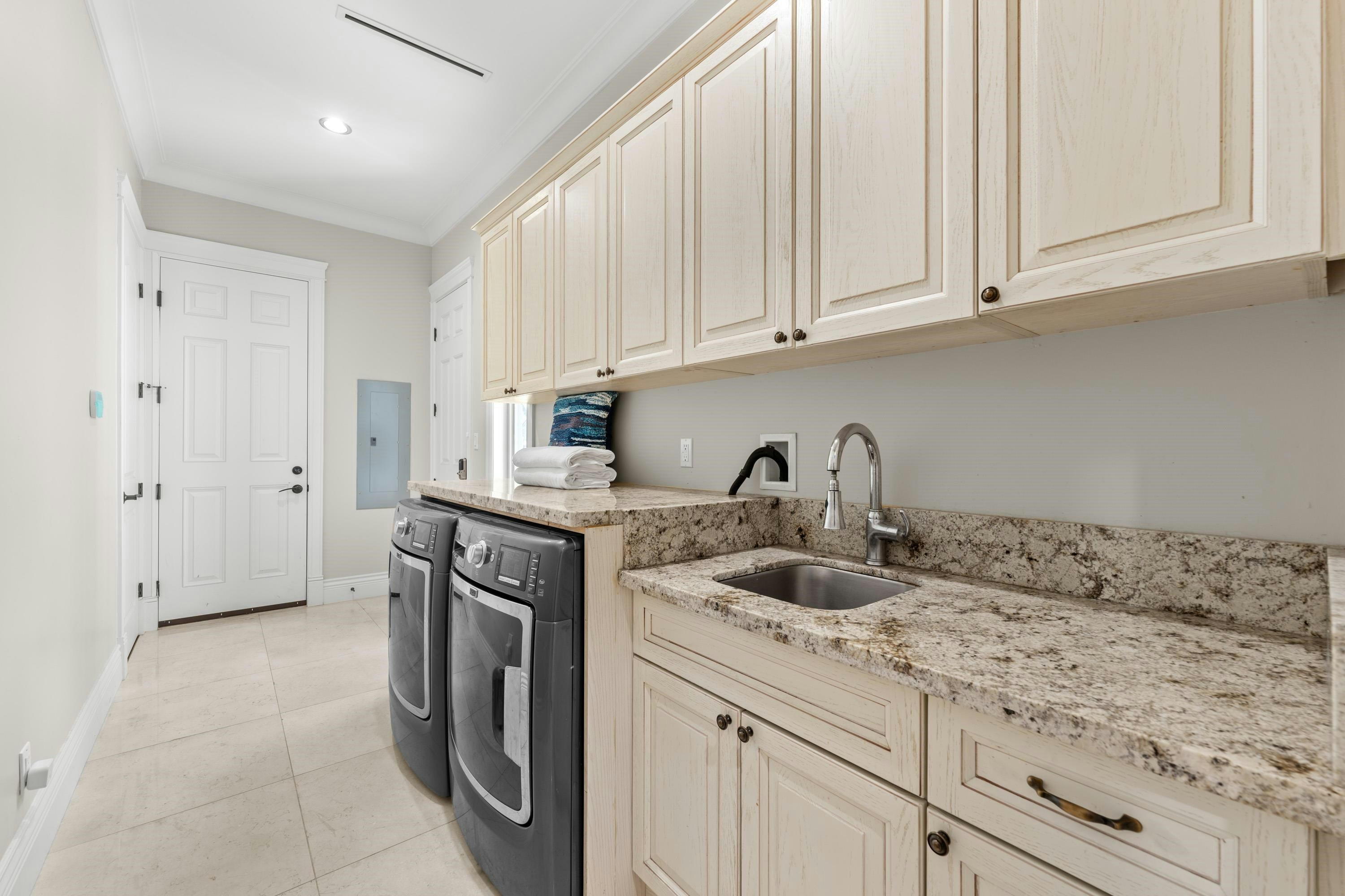 8651 Williams Road, Richmond, BC, V7A 1G7 - 16