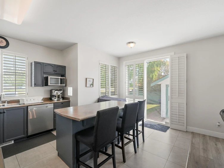 18568 64b Avenue, Surrey, BC, V3S 8S9 - 8