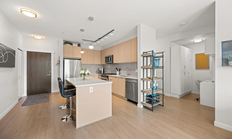 C504-8150 207 Street