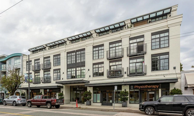 203-4355 W 10th Avenue