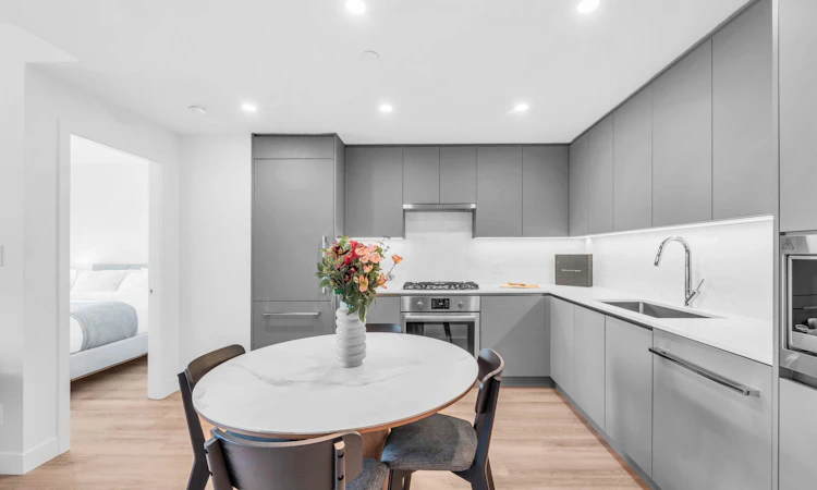 601-7977 Lansdowne Road