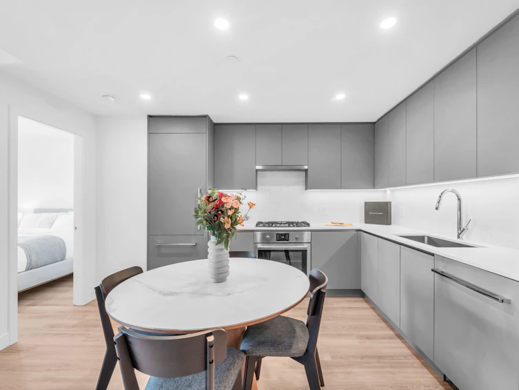 601-7977 Lansdowne Road, Richmond, BC, V6X 0X5