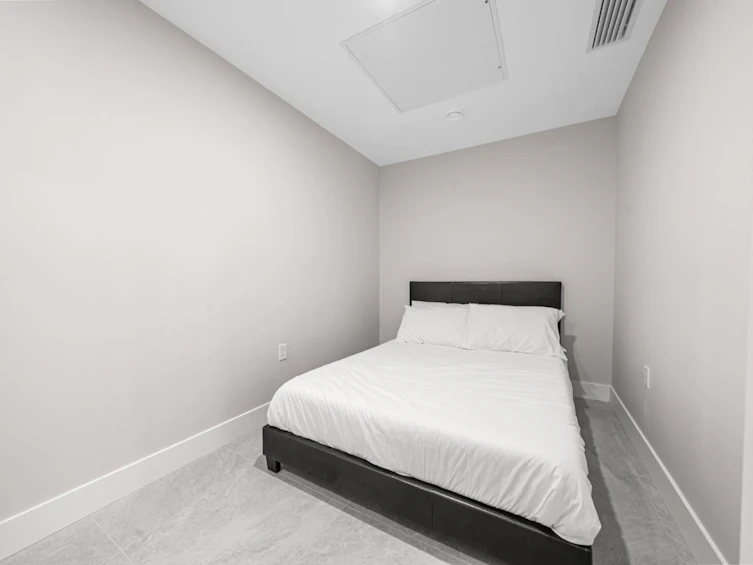 130 W Woodstock Avenue, Vancouver, BC, V5Y 0P4 - 10