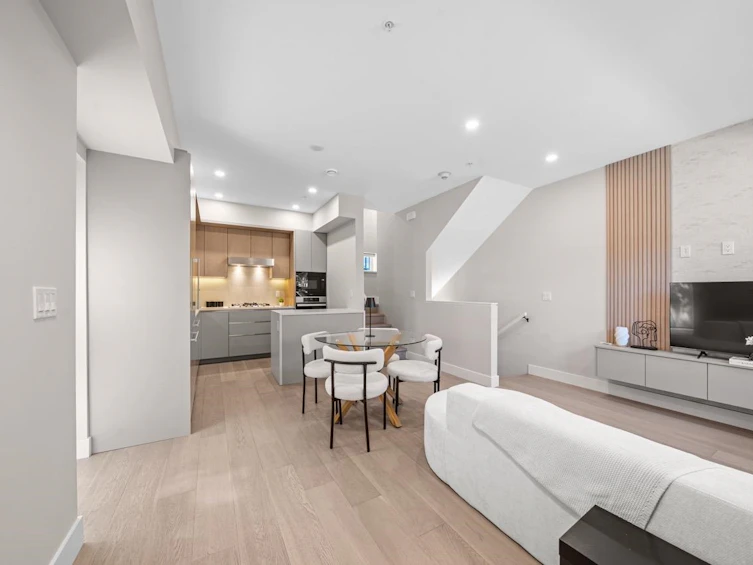 130 W Woodstock Avenue, Vancouver, BC, V5Y 0P4 - 2