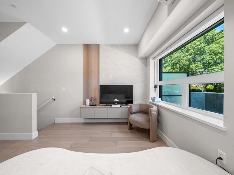 130 W Woodstock Avenue, Vancouver, BC, V5Y 0P4 - 3