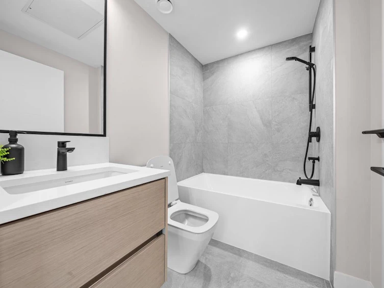 130 W Woodstock Avenue, Vancouver, BC, V5Y 0P4 - 11