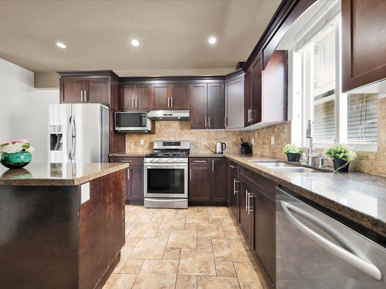 7032 195a Street, Surrey, BC, V4N 5Z2 - 8