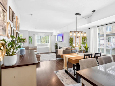 61-20560 66 Avenue - 2