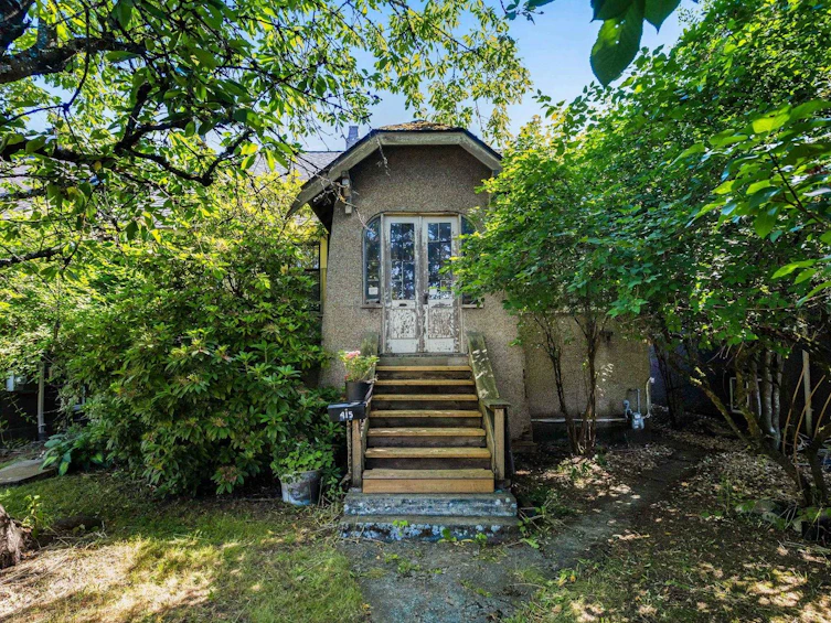 415 Seventh Street, New Westminster, BC, V3M 3L2