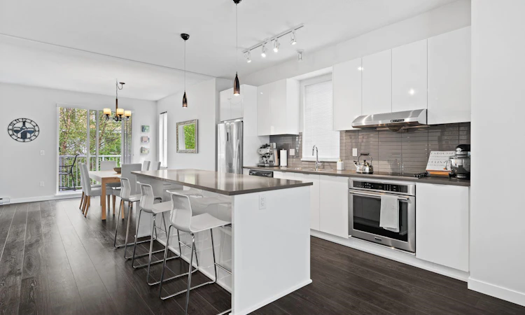 126-5550 Admiral Way