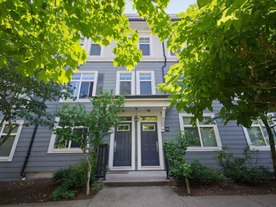 93-15833 26 Avenue - 5
