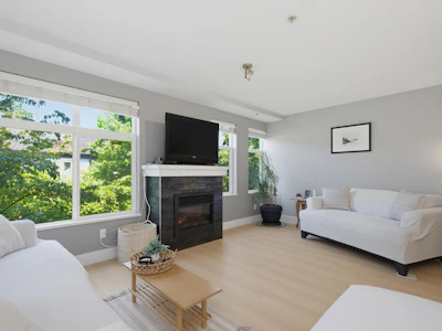 93-15833 26 Avenue - 2