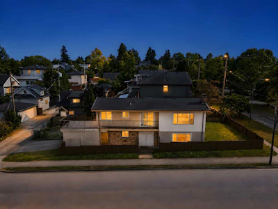 1020 E King Edward Avenue - 2