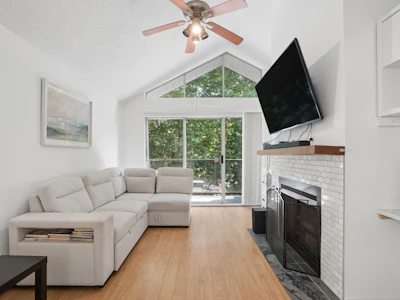 303-230 Mowat Street - 3