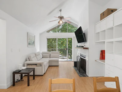 303-230 Mowat Street - 2