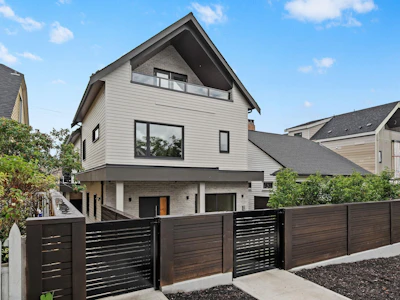 2-2211 William Street - 2