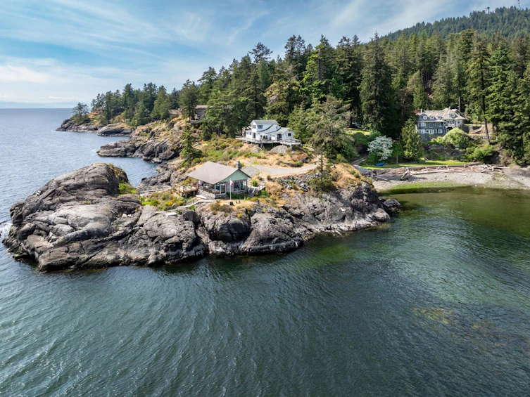 8 Arbutus Bay Road, Bowen Island, BC, V0N 1G2