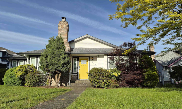 1858 Walnut Crescent