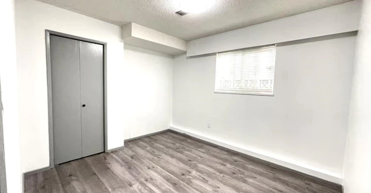 33 W Woodstock Avenue, Vancouver, BC, V5Y 2R6 - 2