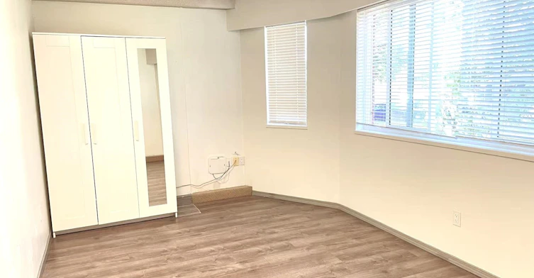 33 W Woodstock Avenue, Vancouver, BC, V5Y 2R6