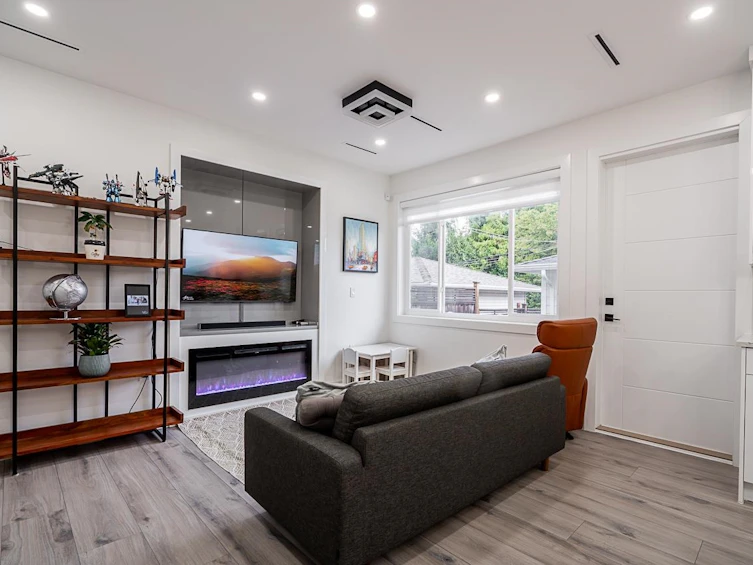 2-4675 Canada Way, Burnaby, BC, V5G 1K9 - 4