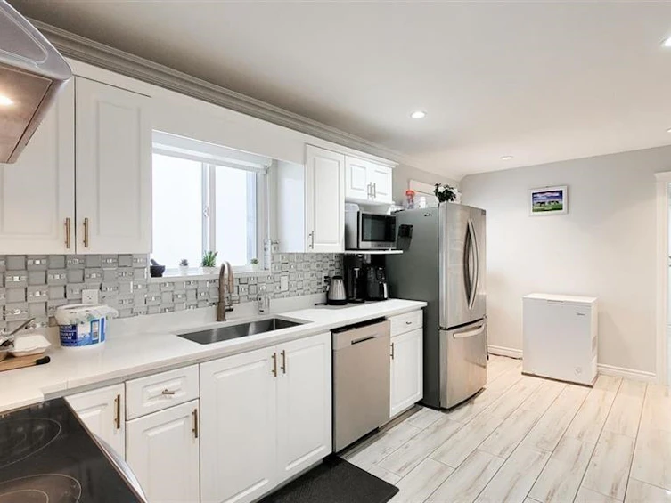 7480 Main Street, Vancouver, BC, V5X 3J8 - 7