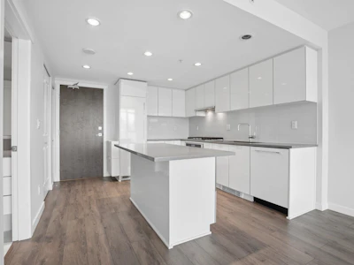 605-2388 Madison Avenue - 2