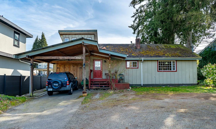 1052 Como Lake Avenue