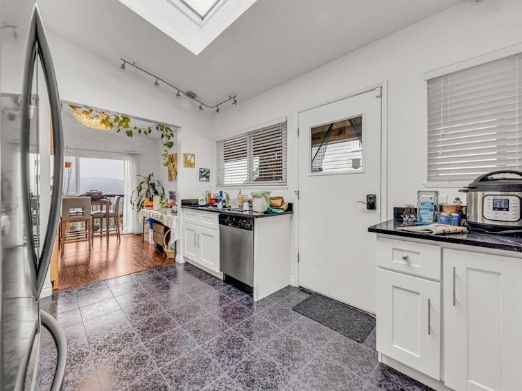 151 N Holdom Avenue, Burnaby, BC, V5B 1K2 - 10