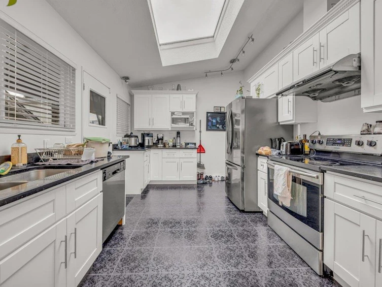 151 N Holdom Avenue, Burnaby, BC, V5B 1K2 - 8