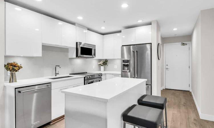 117-723 W 3rd Street