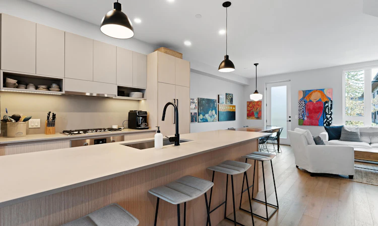 31-528 E 2nd Street