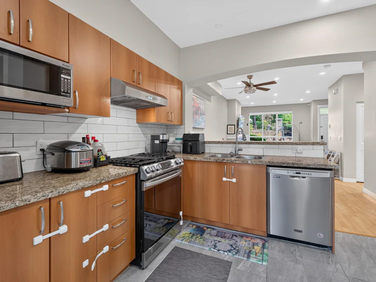 17-9088 Halston Court, Burnaby, BC, V3N 0A7 - 18