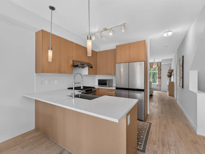 805-8485 New Haven Close Close - 5