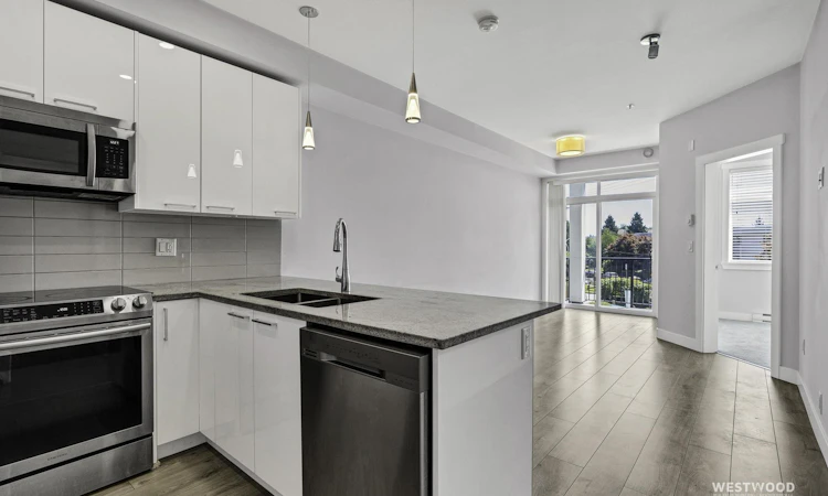 210-20696 Eastleigh Crescent
