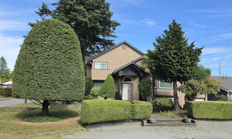 2220 Paulus Crescent