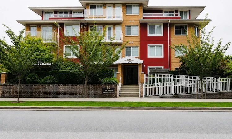 402-1990 Westminster Avenue