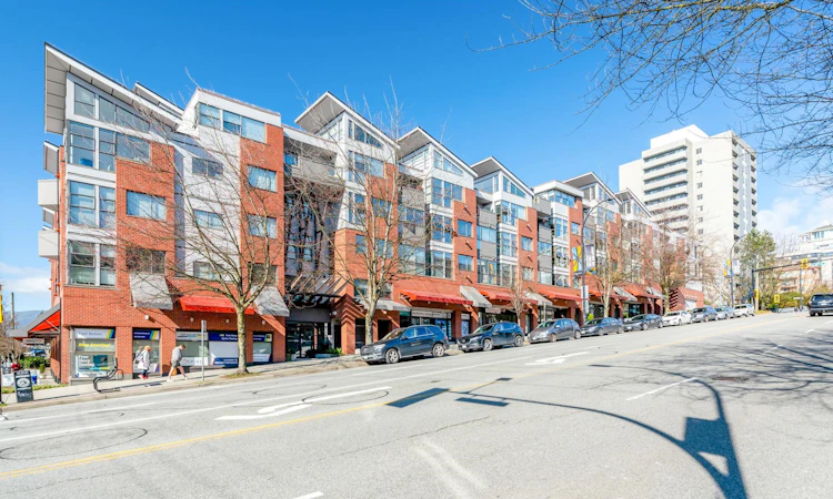 411-345 Lonsdale Avenue