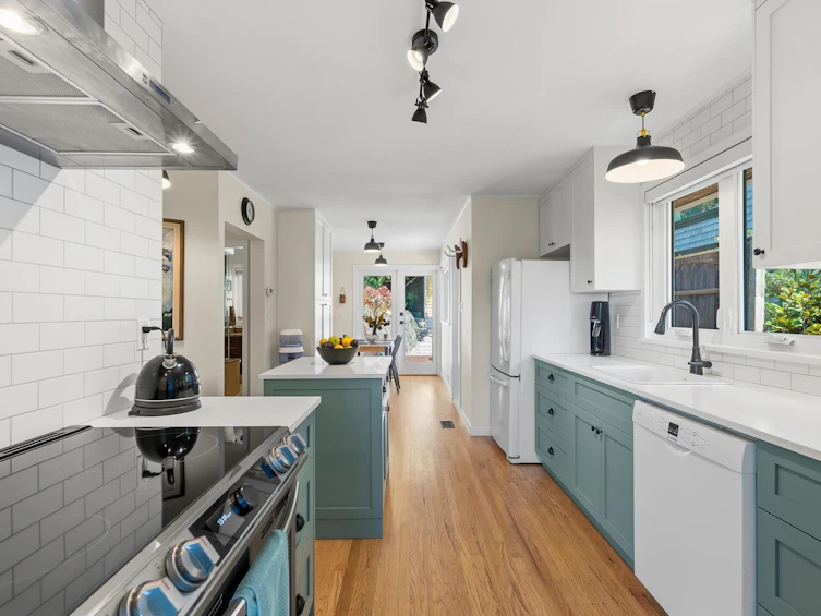 6577 Marine Drive, West Vancouver, BC, V7W 2S8 - 6